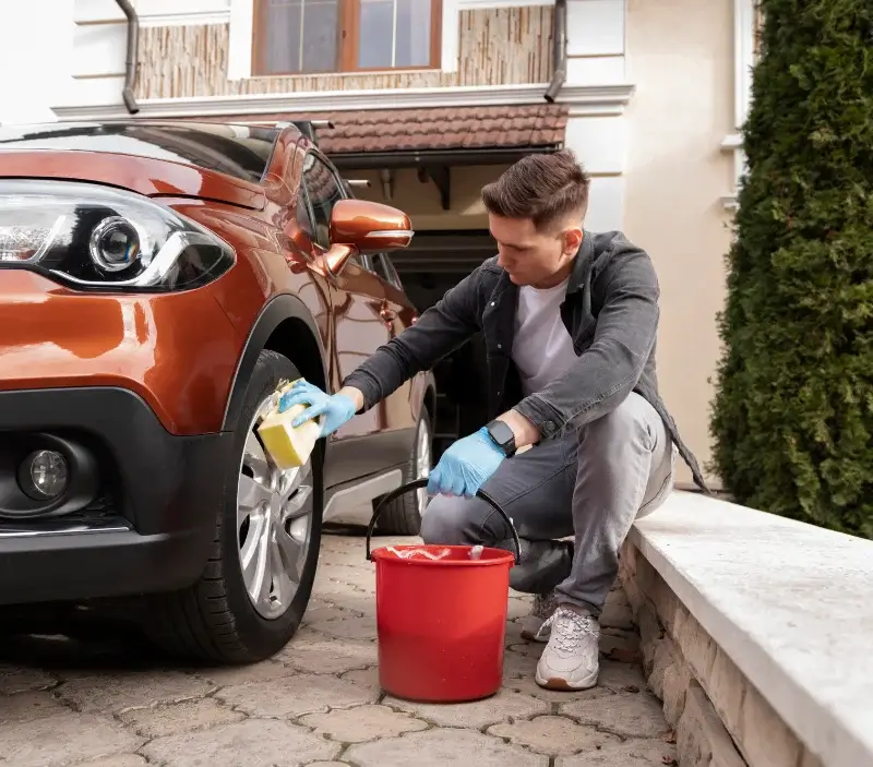 Lavage auto à domicile Augé : professionnel intervenant sur un véhicule